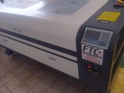 MÁQUINA DE CORTE E GRAVAÇÃO A LASER CO2 1400X1000 MESA MÓVEL- 130W